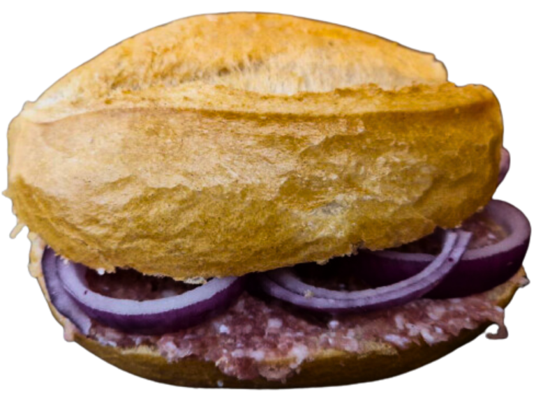 Zu sehen ist ein Mettbrötchen belegt mit roten Zwiebel und Mettwurst.